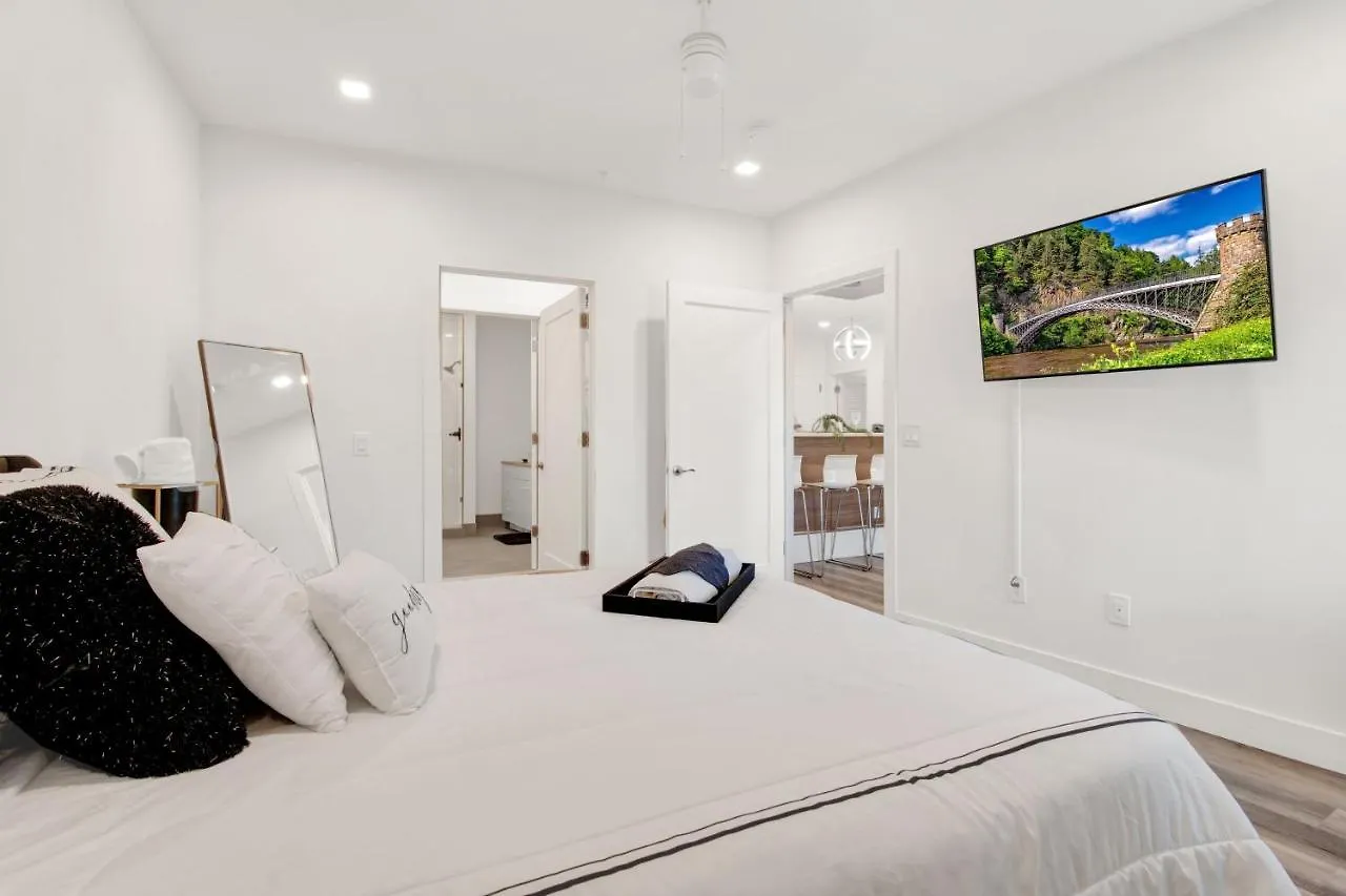 Nest Away 2 Queen Near Ewr-Penn- Free Parking Apartment Newark