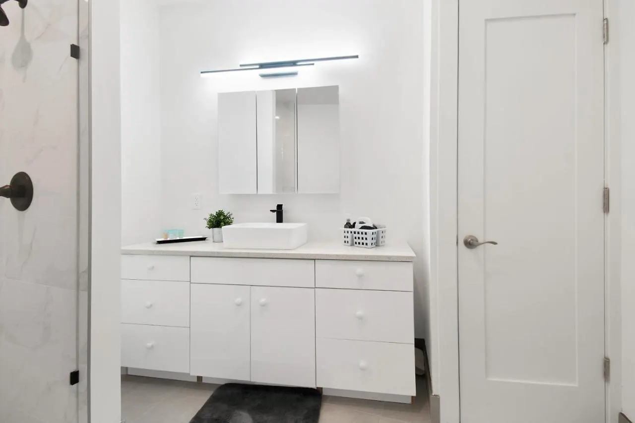 Nest Away 2 Queen Near Ewr-Penn- Free Parking Apartment Newark 0*,